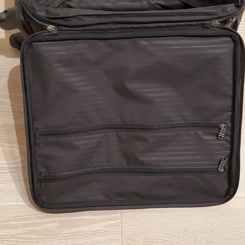 Tumi Expandable International Carry-on Luggage Suitcase in Gray